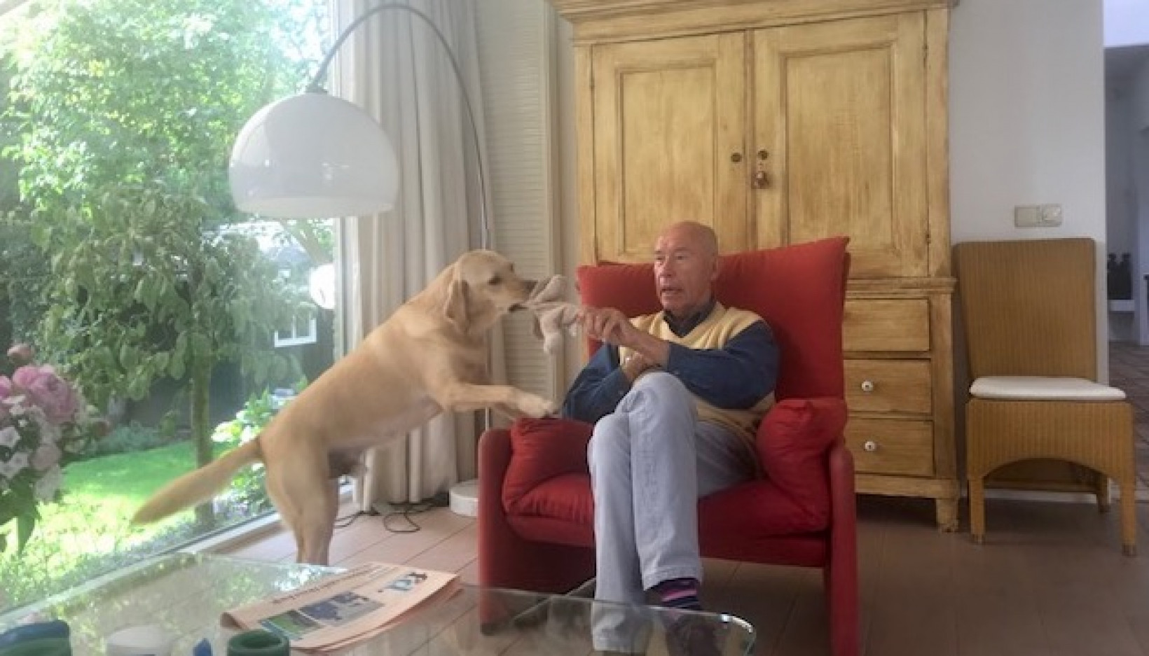 Hond Oscar speelt met de baas